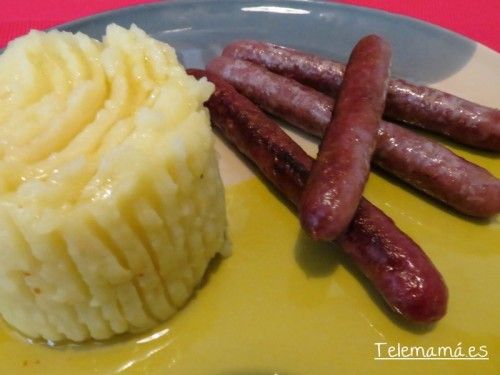 Salchichas frescas al vino con puré de patatas.