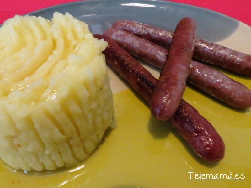 Salchichas frescas al vino con puré de patatas.