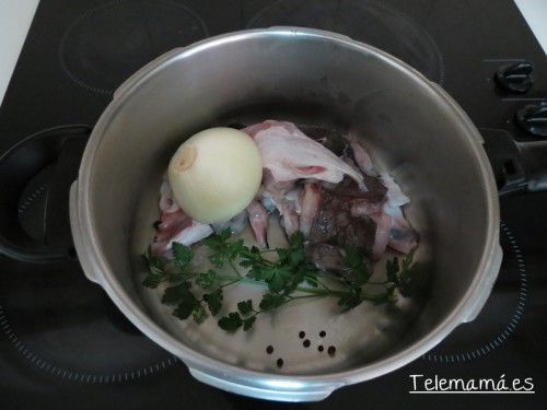 Ingredientes para el caldo.