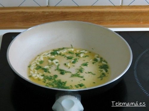 Sofreimos el ajo y perejil.