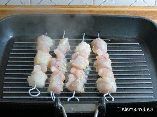 Brochetas de rape y gambas.