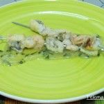 Brochetas de rape y gambas.