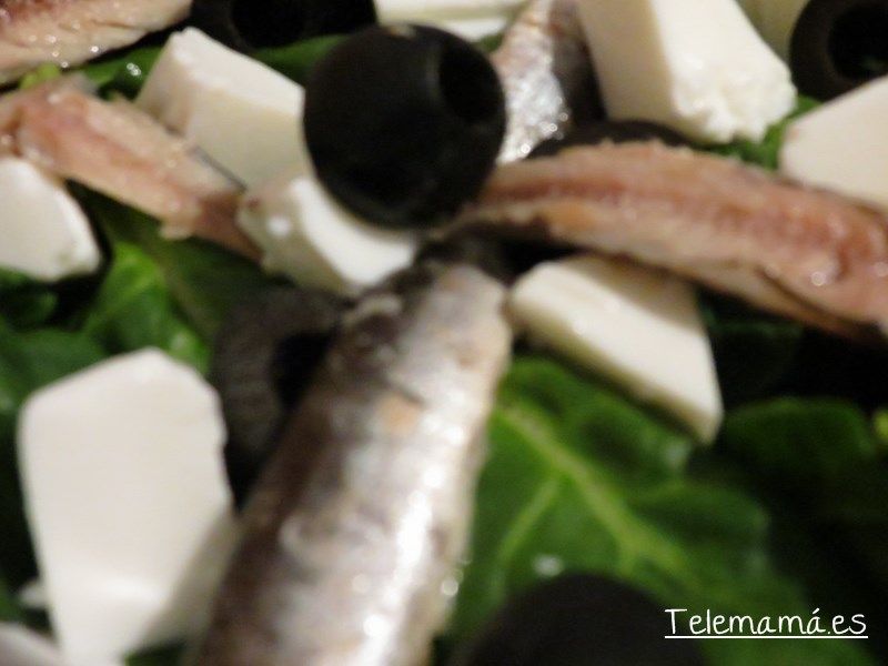 Ensalada fresca de espinacas con sardinillas