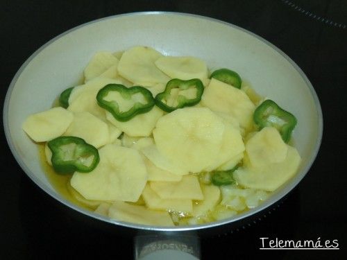 Preparando las patatas panaderas.