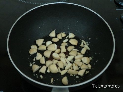 Tostando las almendras.