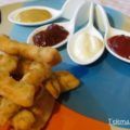Pechuga de pollo empanada con cuatro salsas.