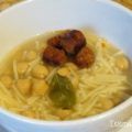 Guiso de garbanzos con fideos y chistorra.