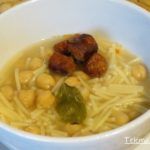 Guiso de garbanzos con fideos y chistorra.
