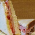 Sándwich frío de queso de untar y jamón de york.