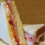 Sándwich frío de queso de untar y jamón de york.