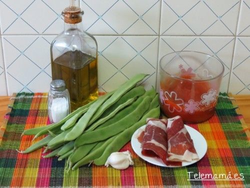 Ingredientes para unas ricas judías verdes con jamón y tomate.