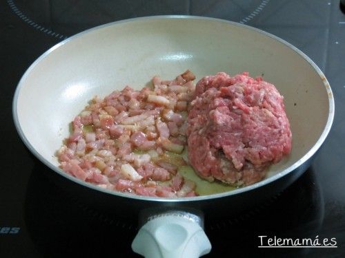 Salteamos y aderezamos la carne y bacon.