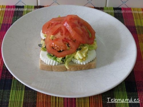 Damos el toque de color con el tomate.