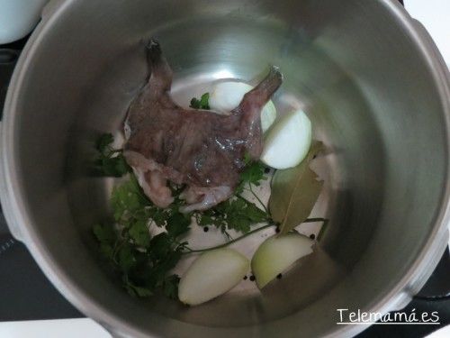 Preparando el rico caldo.