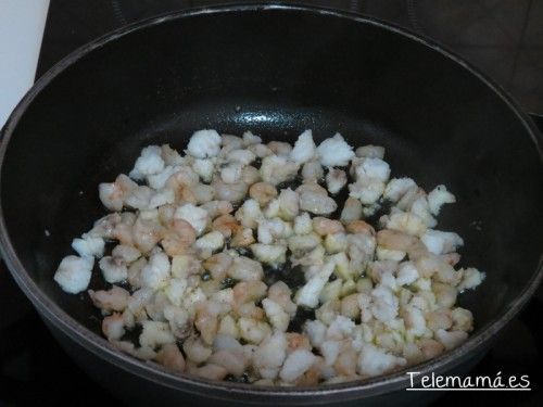 Salteando el rape y las gambas.