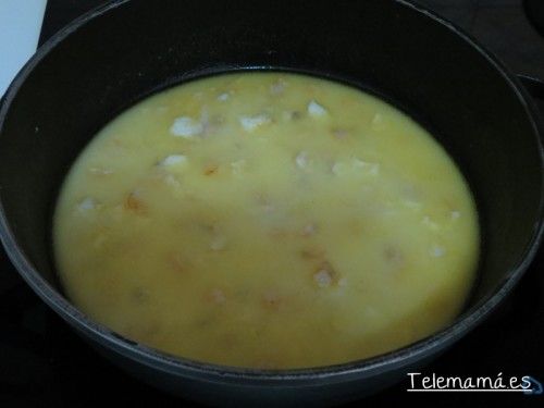 Haciendo la pasta de las croquetas.
