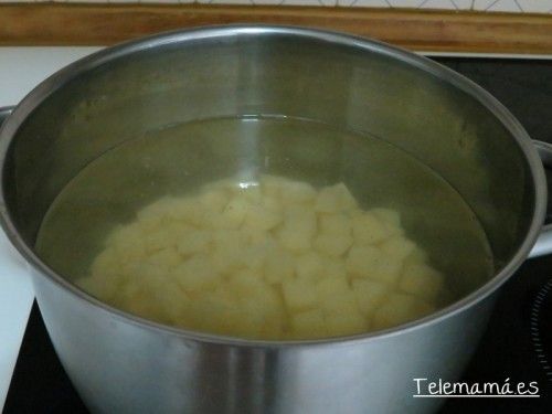 Cociendo las patatas.