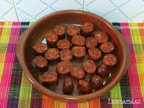 Chorizo pelado y cortado.