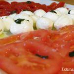 Ensalada de pimientos rojos, mozarella y tomates con albahaca fresca.