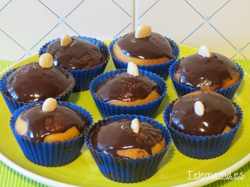 Magdalenas rellenas de chocolate (sin huevo).