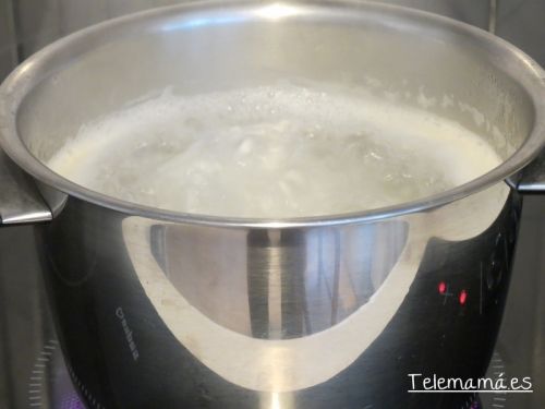 Hervimos el arroz. Arroz blanco.