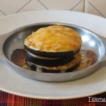 Montaditos de berenjena, tomate y queso.