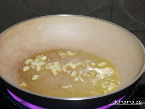 Rehogamos el ajo.