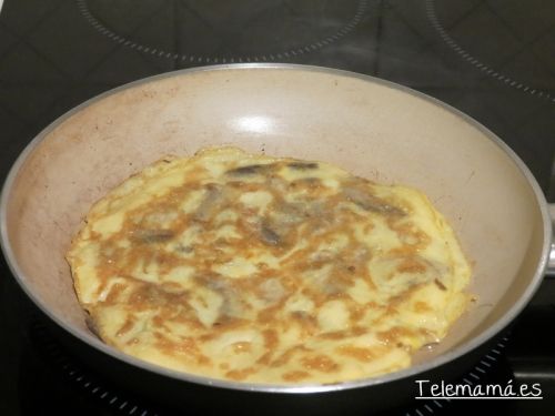 Cuajando la tortilla.