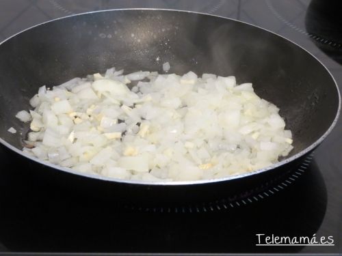 Doramos la cebolla y el ajo.