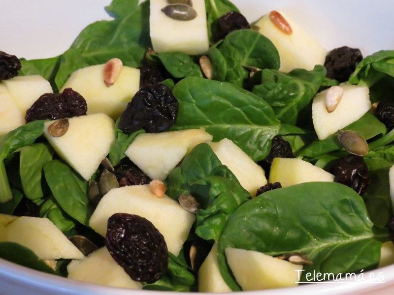 Ensalada de espinacas fresca con manzana