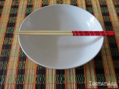 Cuenco y palillos.