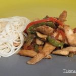Pollo salteado con fideos fríos japoneses.