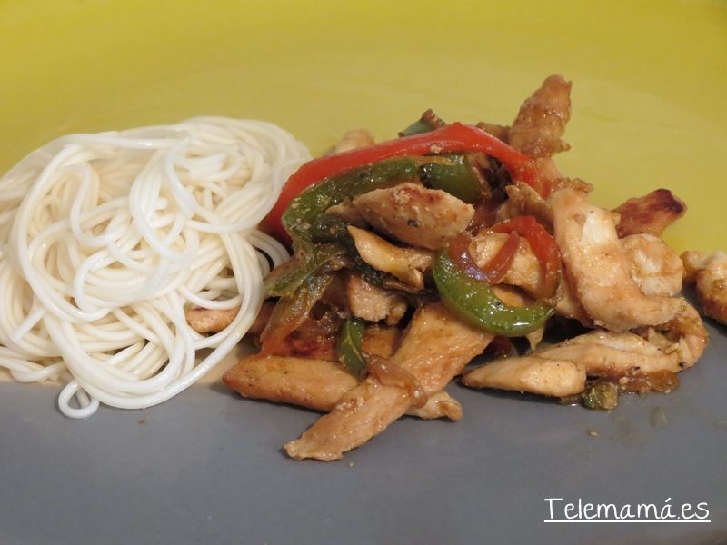 Pollo salteado con fideos fríos japoneses.