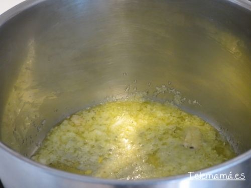 Pochamos la cebolla.