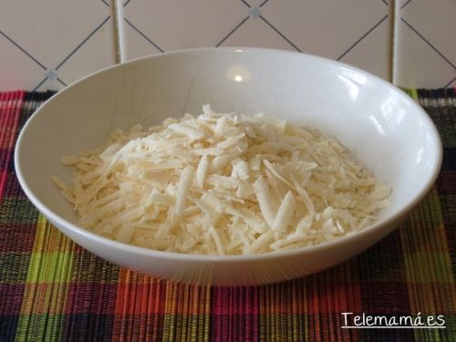 Rallamos el queso parmesano.