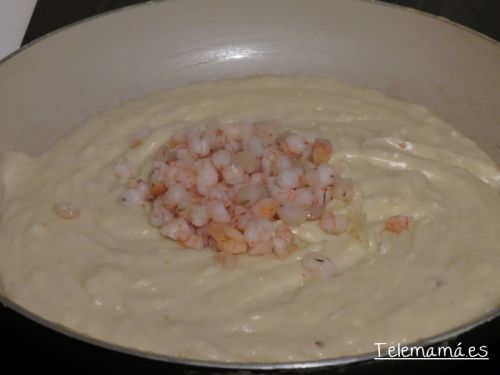Añadimos las gambas.