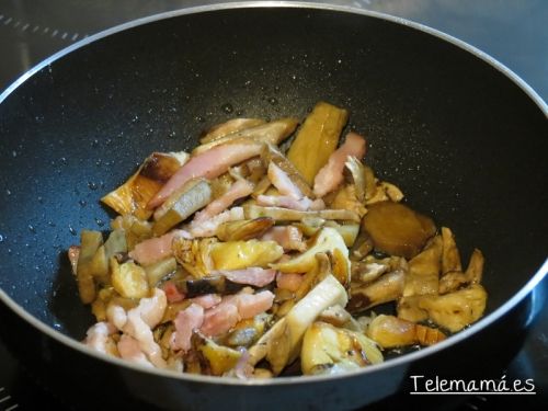 Mezclamos el bacon con los boletus.