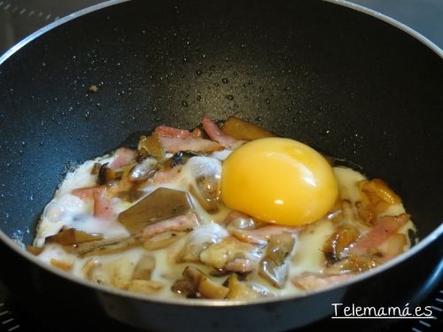 Añadimos los huevos.