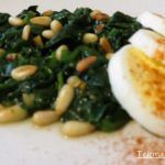 Espinacas salteadas con piñones.