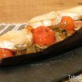 Berenjena rellena de tomates cherry, jamón york y queso de cabra.