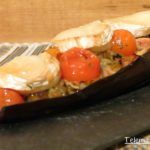 Berenjena rellena de tomates cherry, jamón york y queso de cabra.