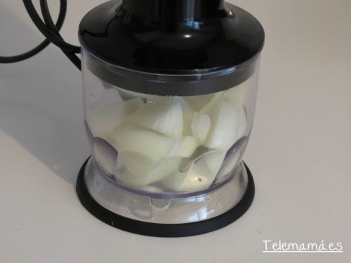 Picando la cebolla.