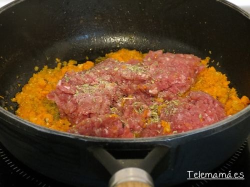 Añadimos la carne.