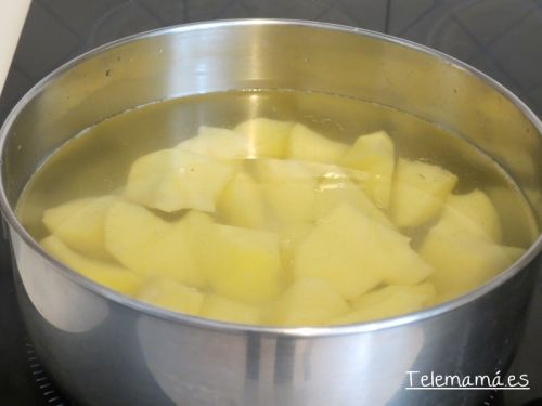 Cocemos la patata.