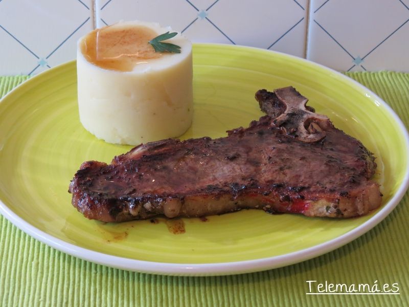 Chuleta de aguja con puré de patatas.