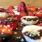 Tarta pizza de chocolate, fresas y nata.