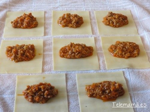 Rellenando con la salsa boloñesa.