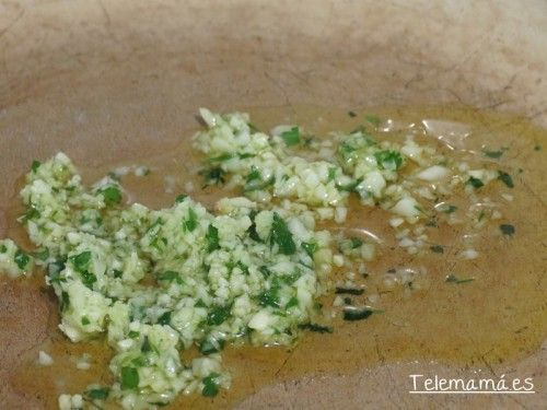 Doramos la picada de ajo y perejil.