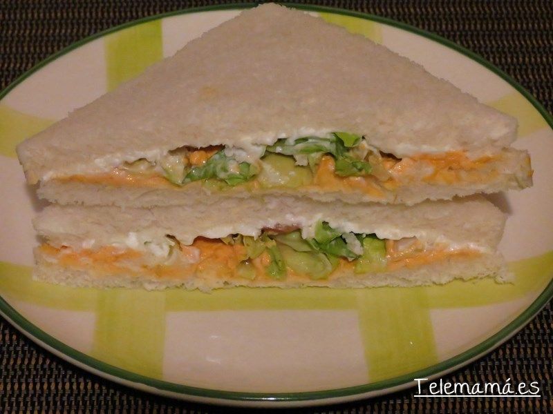 Sándwich de paté de salmón y queso de untar.