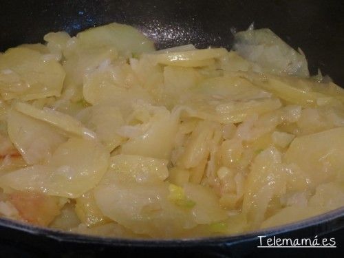 Pochando las patatas.